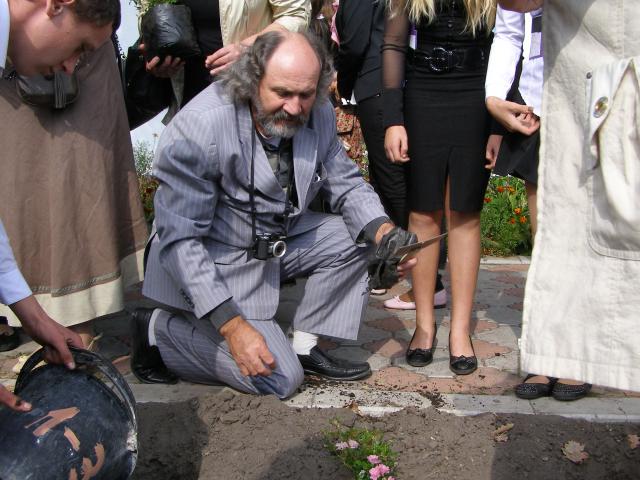 Літературне паломництво у Піски ( трояндовим витвором милується художник, лауреат Національної премії ім. Т.Шевченка Валерій Франчук.JPG)